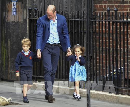 Hoàng tử William (giữa) và hai con là Hoàng tử Geogre (trái) và Công chúa Charlotte tới thăm Công nương Kate và em bé mới sinh tại bệnh viện St. Mary ở thủ đô London ngày 23/4/2018.