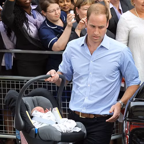 Hoàng tử William trên đường đưa con trai về nhà.