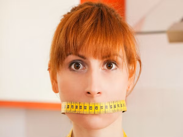 Các rối loạn ăn uống như chán ăn có thể làm yếu xương và tăng nguy cơ loãng xương ở phụ nữ.