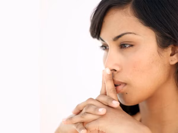 Loãng xương cũng có thể ảnh hưởng đến người trẻ, gồm những phụ nữ tiền mãn kinh tuổi từ 20, 30 và 40. Thuật ngữ tiền mãn kinh đề cập đến những phụ nữ vẫn đang có kinh nguyệt đều và chưa mãn kinh. Một số phụ nữ trẻ có mật độ xương thấp có nguy cơ bị loãng xương tăng lên.