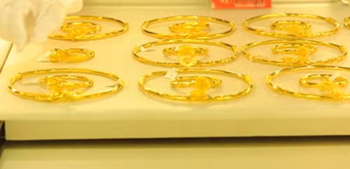 Gia vang hom nay 18/9: USD bien dong manh, vang tut giam