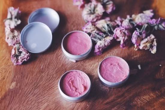  Sáp hoa hồng dưỡng môi: Sáp hoa hồng được chiết xuất bằng cồn và sử dụng để làm ra các loại son dưỡng chất để chăm sóc cho đôi môi mềm mịn hơn. Ảnh: Internet.
