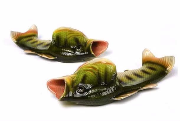 Đôi dép hình cá giúp bạn nổi bật khi đeo ra phố.