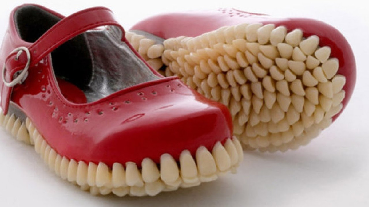 Đôi giày với đế mô tả những chiếc răng mọc chi chít.