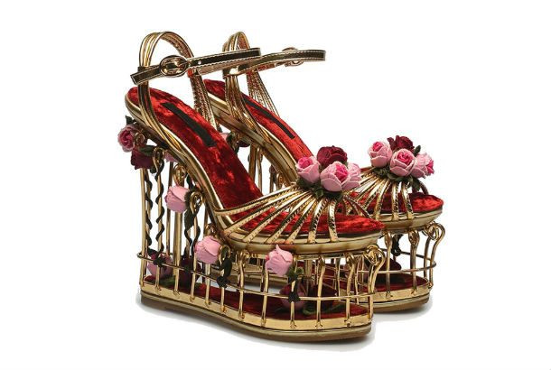 Đeo đôi dép này ra dường, bạn chắc chắn sẽ thành tâm điểm của sự chú ý.