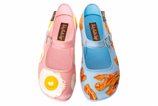 Đôi giày tái hiện bữa sáng nhanh gọn với trứng ốp và thịt xông khói.