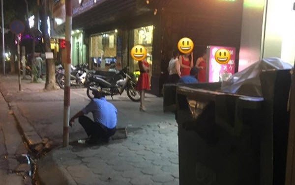 Gặp bạn gái cũ đứng trước nhà hàng chào khách, sếp công ty muốn làm chuyện khó tin này ảnh 1