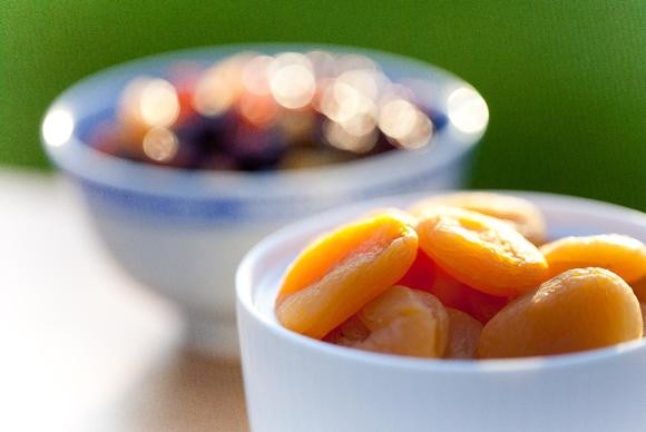  1. Trái cây sấy khô Nhiều loại trái cây sấy khô có sulfite, đó là chất bảo quản kéo dài thời hạn sử dụng của thực phẩm và là một trong các chất phụ gia trong thực phẩm không có lợi cho nhiều người bị bệnh hen suyễn. Nên chú ý đọc các từ như "kali bisulfit" và "sodium sulfite" trên những gói quả sấy khô như quả anh đào hoặc quả mơ, tránh dùng những loại quả đóng gói này ở bệnh nhân hen suyễn, vì chúng có thể gây ra đợt kịch phát của bệnh hen suyễn. 