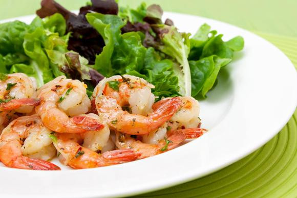  3. Tôm đông lạnh Tôm đông lạnh hoặc chế biến sẵn có thể nguy hiểm cho người mắc bệnh hen suyễn. Tôm đông lạnh và hải sản đông lạnh khác thường chứa sulfite không có lợi cho bệnh hen suyễn. 