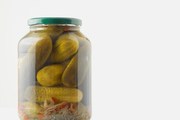  4. Dưa chuột muối Dưa chuột muối thường chứa chất bảo quản sulfite. Sulfite cũng thường có mặt trong các loại thực phẩm lên men khác như dưa bắp cải chẳng hạn. Thay vì ăn thực phẩm muối chua, bạn có thể thay thế bằng salad. 