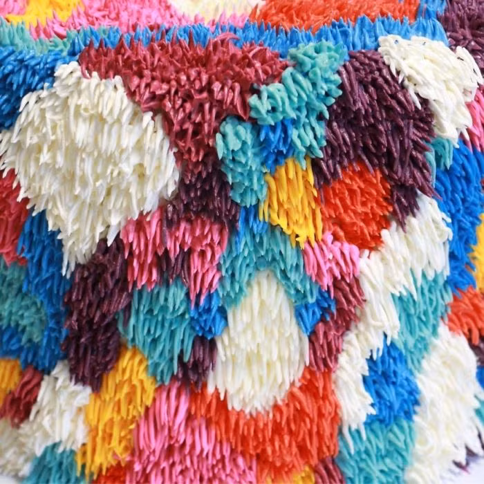 Alana Jones-Mann bắt đầu công việc trang trí bánh kem vào năm 2013. Cô ấy tạo ra những kiệt tác ăn được trông giống như những chiếc thảm san hô màu mè.