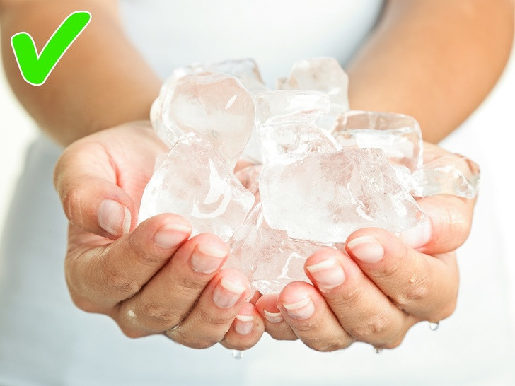 Đá có tác dụng gây tê và cầm máu, giảm cơn đau của bệnh trĩ. Hãy dùng một miếng băng gạc bọc viên đá để đặt vào vùng trĩ trong vài phút để giảm đau.