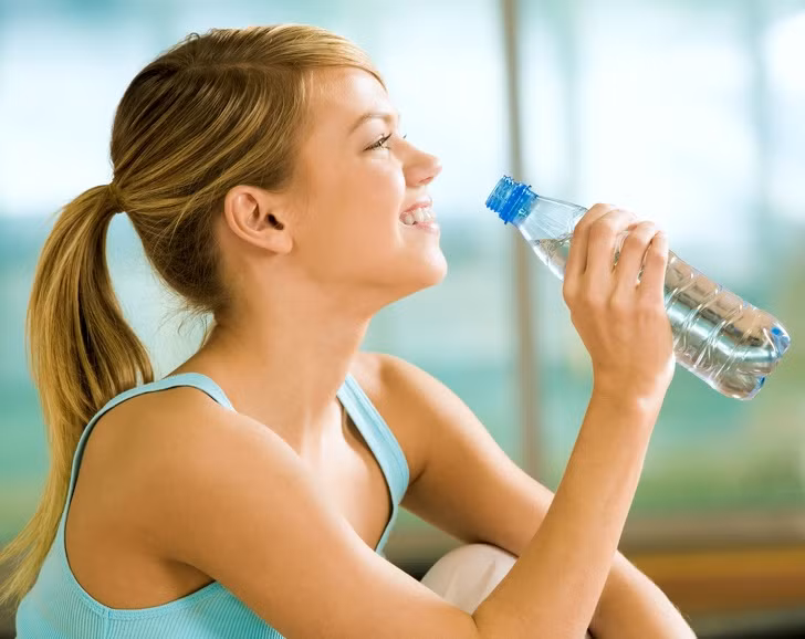 Không uống đủ nước trong ngày là một trong những nguyên nhân dẫn đến trĩ. Vì vậy, bạn nên uống nước thường xuyên hơn và luôn mang theo một chai nước.