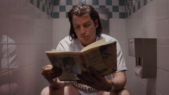 Việc ngồi trong nhà vệ sinh lâu có thể gây ra bệnh trĩ hoặc làm trầm trọng thêm bệnh. Thế nên, bạn cần hạn chế ngồi đọc sách hay bị căng thẳng khi đi vệ sinh.