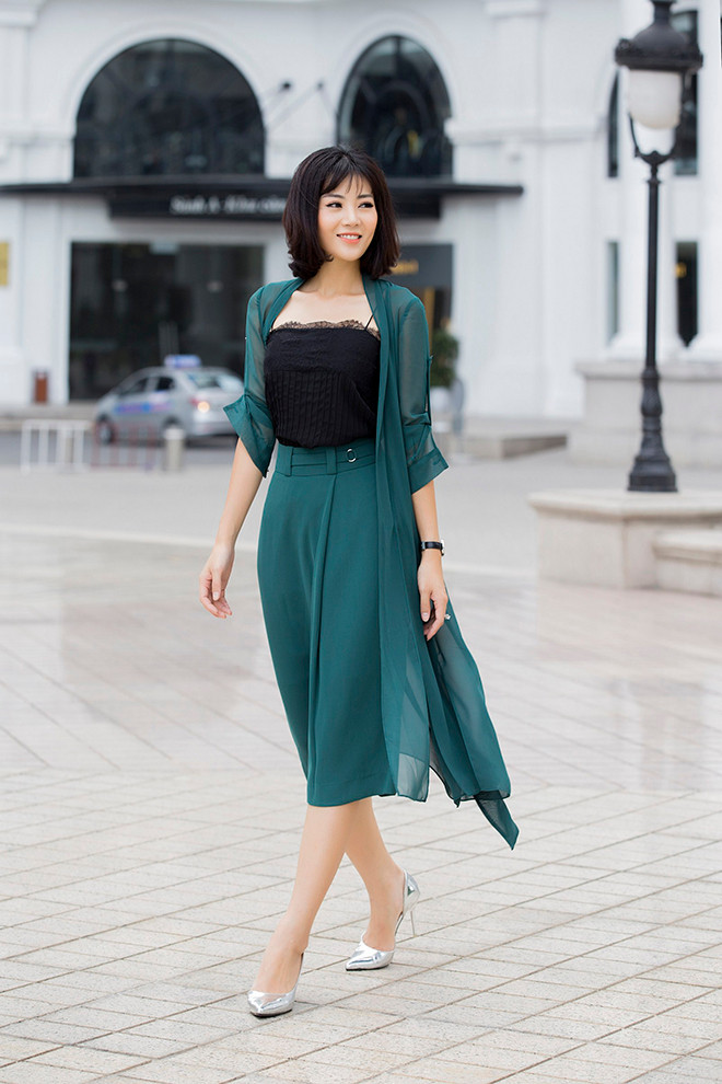 Nữ diễn viên sinh năm 1988 trong phim Quỳnh búp bê chứng tỏ mình là người phụ nữ hiện đại qua phong cách thời trang đời thường.