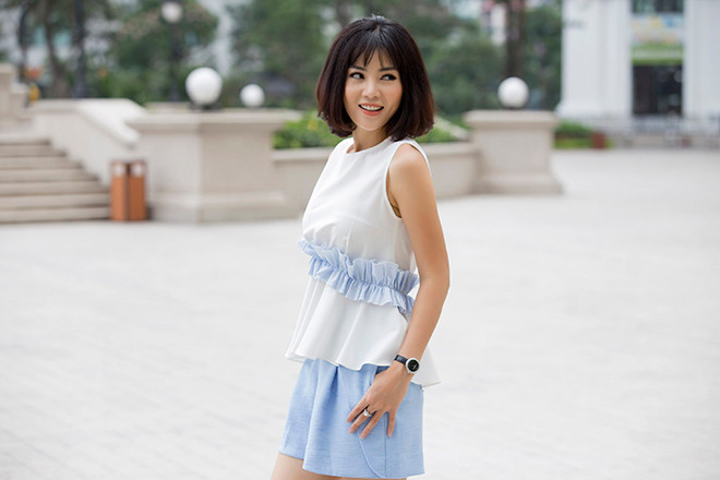 Set đồ áo sát nách trắng với điểm nhấn ở eo phối với quần short cá tính.