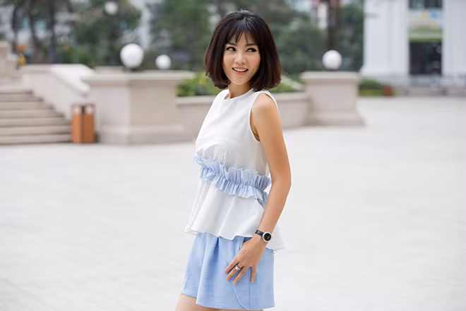 Set đồ áo sát nách trắng với điểm nhấn ở eo phối với quần short cá tính.