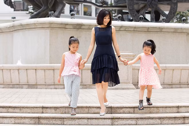 Váy đen giúp tôn vẻ sang chảnh cho nữ diễn viên.