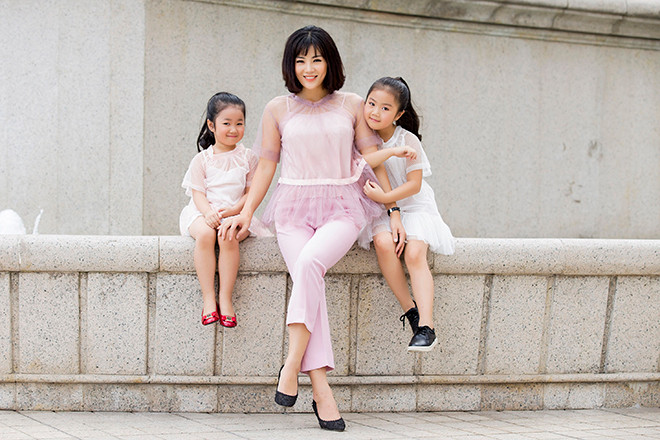 Trong một khung hình khác, Thanh Hương diện "cây hồng" nữ tính.