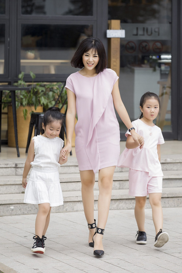 Thoạt nhìn, ít ai biết rằng diễn viên Thanh Hương đã lấy chồng và có hai cô công chúa xinh đẹp. Cô mặc chiếc váy hồng nền nã khi đi dạo cùng hai con.