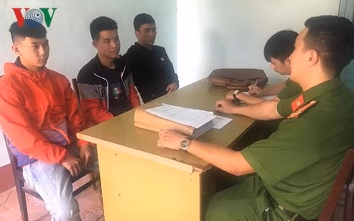 4. Đầu tháng 5/2018, Công an Đắk Lắk đã khởi tố Đinh Ngọc Linh-đối tượng cầm đầu đường dây cá độ bóng đá cùng 3 đồng phạm. Các đối tượng đã lập tài khoản để "con bạc" nộp tiền, thu tiền hoa hồng hàng chục triệu đồng. Số tiền các con bạc cá độ qua tài khoản của nhóm này khoảng 30 tỷ đồng. Trong ảnh: Các đối tượng tại cơ quan công an. (Ảnh: Tuấn Long/VOV-Tây Nguyên)