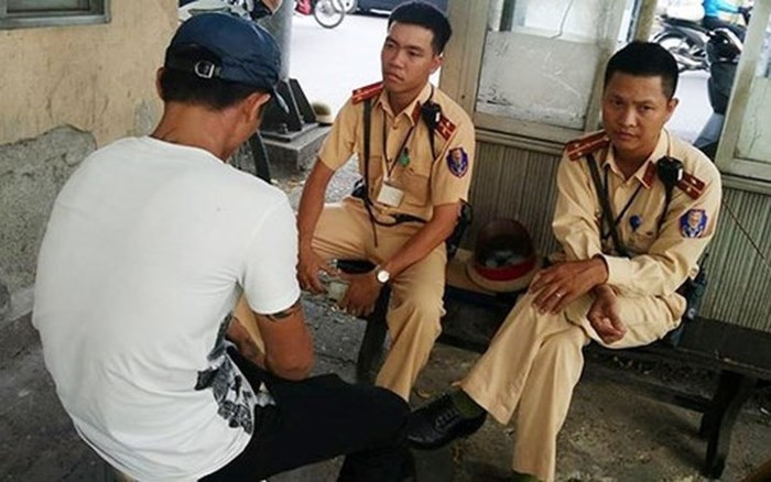 2. Trước đó, ngày 22/6, Cảnh sát Hà Nội đã giải cứu thành công một người đàn ông định nhảy cầu vì thua cá độ World Cup. Trong ảnh: Nam thanh niên được CSGT động viên sau khi có ý định tự tử. Anh này kể với cảnh sát rằng đã thua độ liên tục từ đầu mùa World Cup. Đến nay anh nợ hơn 200 triệu đồng và đã viết giấy bán nhà. (Ảnh: Zing.vn)