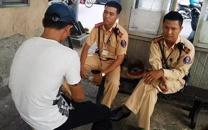 2. Trước đó, ngày 22/6, Cảnh sát Hà Nội đã giải cứu thành công một người đàn ông định nhảy cầu vì thua cá độ World Cup. Trong ảnh: Nam thanh niên được CSGT động viên sau khi có ý định tự tử. Anh này kể với cảnh sát rằng đã thua độ liên tục từ đầu mùa World Cup. Đến nay anh nợ hơn 200 triệu đồng và đã viết giấy bán nhà. (Ảnh: Zing.vn)