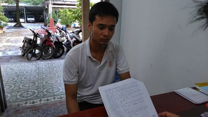 5. Ngày 20/6, Công an tỉnh Tiền Giang đấu tranh làm rõ hành vi cá độ bóng đá của Nguyễn Ngọc Thuận (18 tuổi) và Trần Văn Thi (18 tuổi), cùng ngụ huyện Châu Thành, Tiền Giang. Thuận khai có cá độ với Thi được 8 trận, thua độ 47 triệu đồng. Thi cũng thừa nhận có cá độ với Thuận. Các tin nhắn của 2 thanh niên này có chứa nội dung bắt độ. Trong ảnh: Đối tượng Nguyễn Ngọc Thuận tại cơ quan điều tra. (Ảnh: Công an TPHCM)