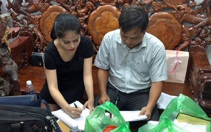 3. Trong ngày 23/6, Cảnh sát đã phá đường dây cá độ 600 tỷ do một Hotgirl 22 tuổi ở TP.HCM cầm đầu. “Bà trùm” của đường dây này là Trần Giảng Ý Huệ (22 tuổi, ngụ TP.HCM). Nữ quái trực tiếp móc nối, giao dịch với các đối tượng quản lý trang web cá độ bóng đá 12bet.com đặt tại Philippines. Các đối tượng tay chân sẽ thu tiền của các con bạc mang về cho Huệ. Trong ảnh: Bà trùm Trần Giảng Ý Huệ ký vào biên bản vụ việc. (Ảnh: Công an TP HCM)