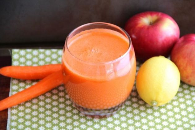 Nước ép cà rốt, táo và chanh: Lấy 3 củ cà rốt, 1 quả táo, 1 quả chanh, 1 chén mùi tây tươi và một miếng gừng cho vào máy xay lấy nước uống.