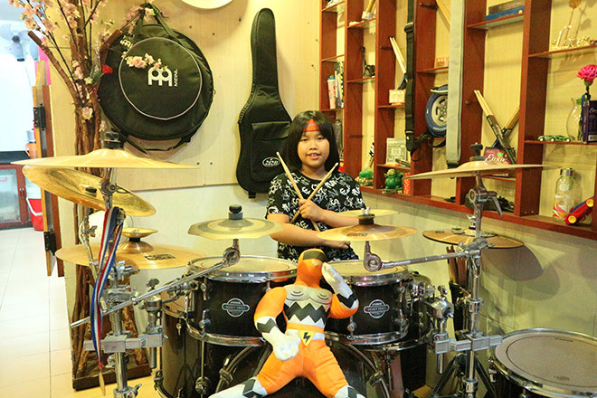 Sau giờ học, Trọng Nhân về nhà say sưa đánh trống. Ảnh: Trai Úc.