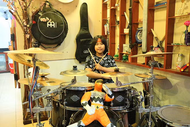 Sau giờ học, Trọng Nhân về nhà say sưa đánh trống. Ảnh: Trai Úc.