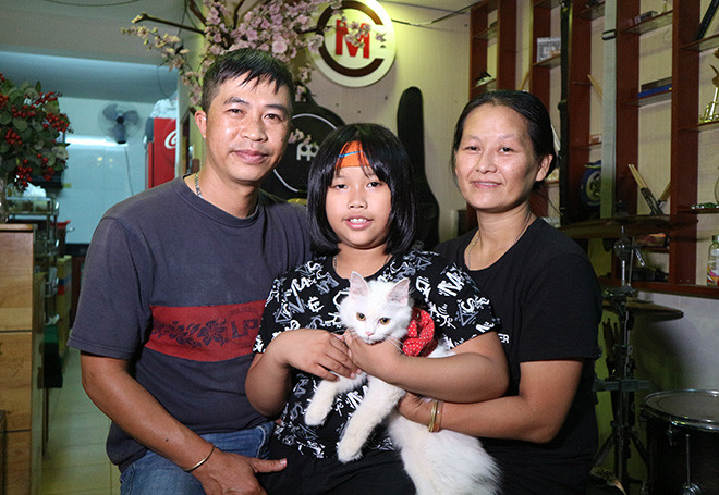 Trọng Nhân bên bố mẹ. Ảnh: Trai Úc.