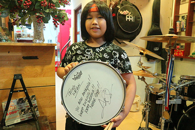 Trọng Nhân từng được cây trống da màu hàng đầu thế giới - Drummer Aaron Spearst ký tặng trong lần sang Việt Nam. Ảnh: Trai Úc.