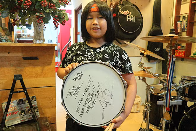 Trọng Nhân từng được cây trống da màu hàng đầu thế giới - Drummer Aaron Spearst ký tặng trong lần sang Việt Nam. Ảnh: Trai Úc.