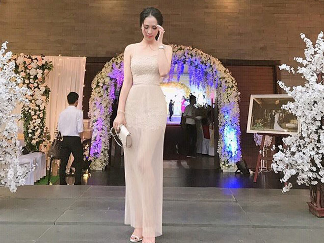 Khi dự tiệc, cô nàng chọn cho mình chiếc váy màu da sang chảnh và túi cầm tay ton-sur-ton.