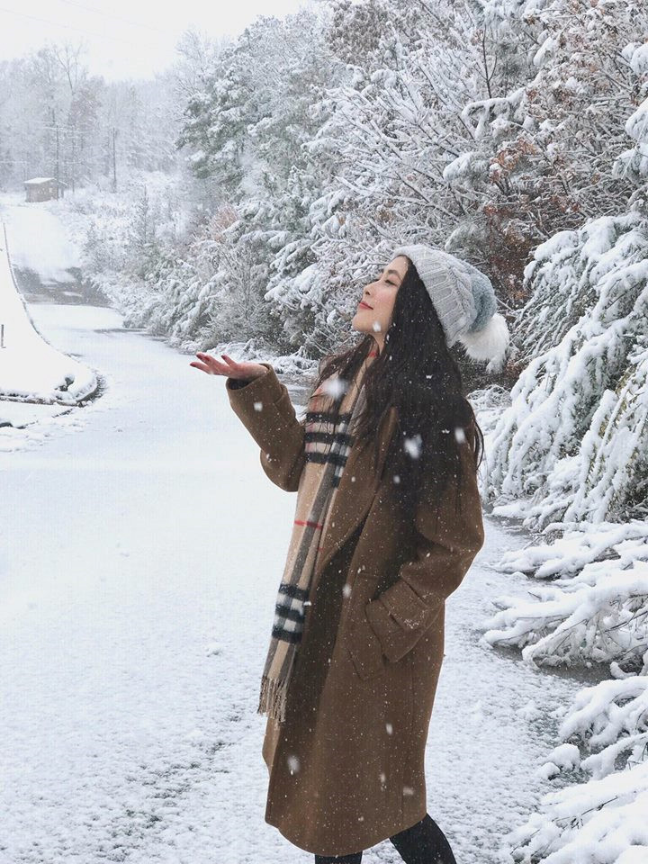 Cô mặc áo măng-tô đẹp chẳng kém các người mẫu.