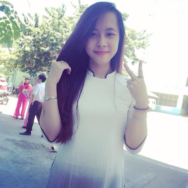 Trong hình là Nguyên Nguyên dịu dàng trong tà áo dài thời học sinh. Ảnh: Facebook, Instagram.