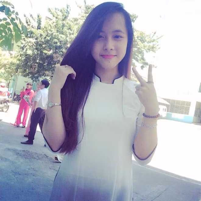 Trong hình là Nguyên Nguyên dịu dàng trong tà áo dài thời học sinh. Ảnh: Facebook, Instagram.