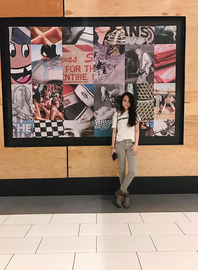 Cô mặc áo phông và quần jean toát lên vẻ năng động, cá tính.