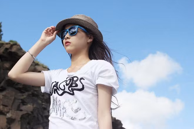 Đôi khi, cô nàng cũng chọn phong cách thời trang đơn giản như áo phông trắng.