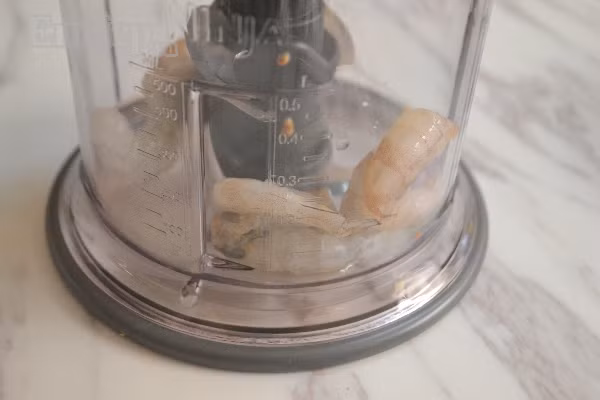 Cách làm món bún nổi tiếng Phú Quốc: Bước 1: Tôm mua về bóc vỏ rửa sạch rồi đem đi xay nhuyễn.