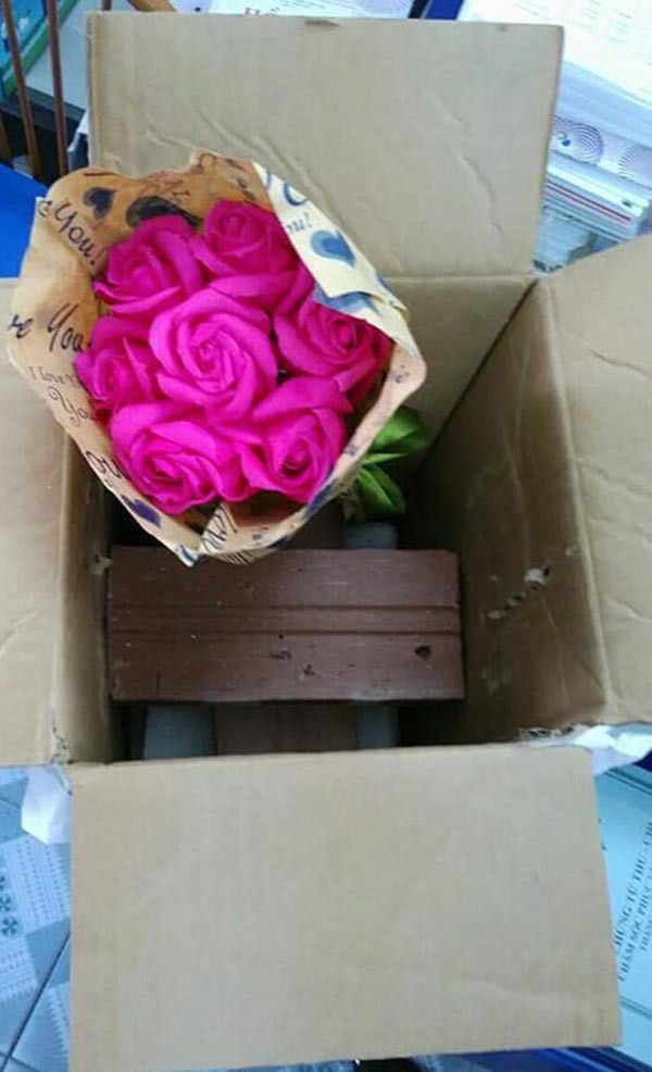 Món quà bá đạo là bó hoa và 2 viên gạch. Ảnh: Facebook Trần Thị Duyên.