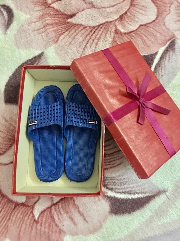 Đôi dép được đóng hộp cẩn thận khiến người vợ thích thú. Ảnh: Quốc Vương.