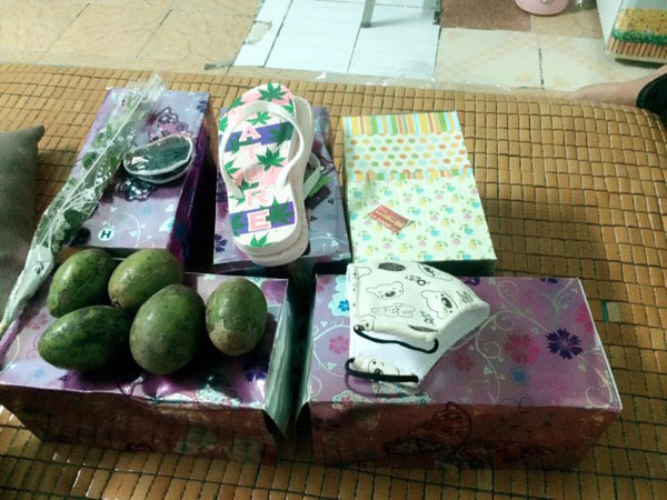 Món quà gồm 1 bông hoa, đôi tông, khẩu trang, chun buộc tóc, thẻ điện thoại và 5 quả cóc. Ảnh: Facebook Mai Mai.