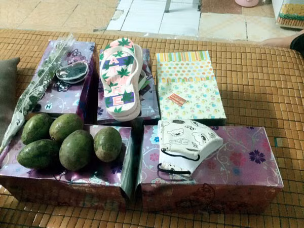 Món quà gồm 1 bông hoa, đôi tông, khẩu trang, chun buộc tóc, thẻ điện thoại và 5 quả cóc. Ảnh: Facebook Mai Mai.