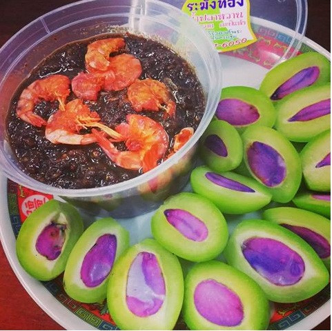 Lõi màu tím kết hợp với màu xanh non của quả xanh trông đẹp mắt lạ lùng. Ảnh: Thairath.