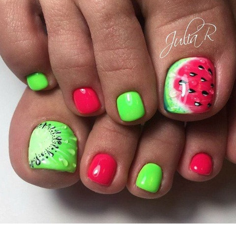 Nail chân hình quả dưa hấu và kiwi giúp nổi bật nhất trong kỳ nghỉ.