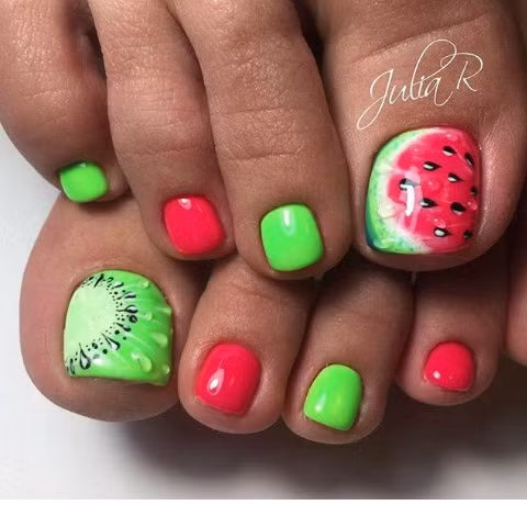 Nail chân hình quả dưa hấu và kiwi giúp nổi bật nhất trong kỳ nghỉ.