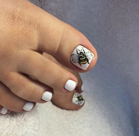 Nail chân hình chú ong nhỏ.